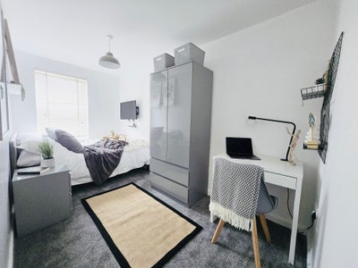 Luxury Double Room in Brand New Houseshare Main Photo