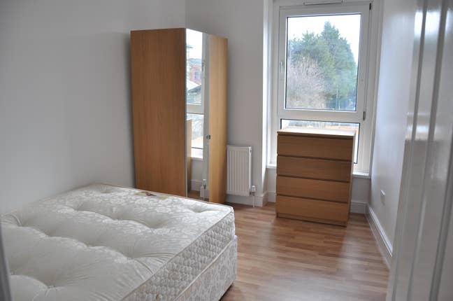 Lovely Double Bedroom in a Clean Friendly House Main Photo