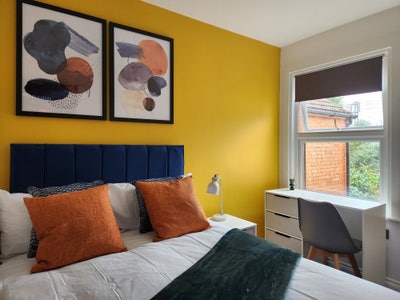 Room with ensuite, parking and garden Main Photo