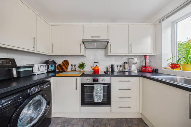 Spare room in vegan home - Farncombe Main Photo