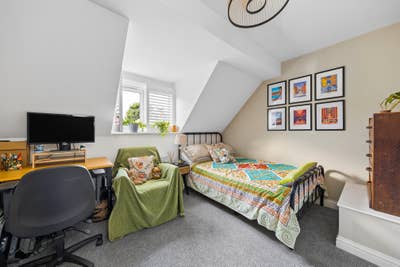 Spare room in vegan home - Farncombe Main Photo