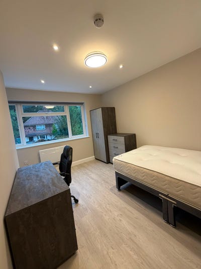 Large Room in Newly Refurbished House – 5 Min Walk Main Photo