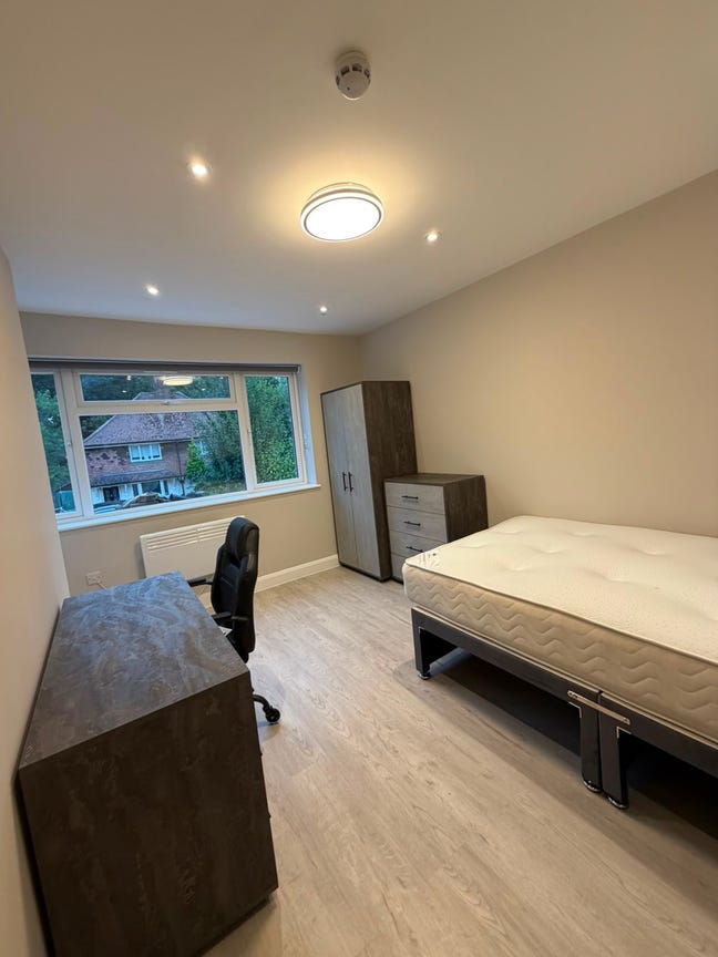 Large Room in Newly Refurbished House – 5 Min Walk Main Photo