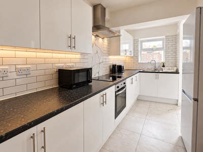 Modern house share with 5 rooms available  Main Photo