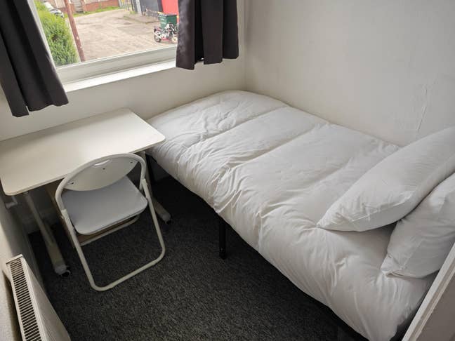 Hotel-style Single Room w/ Linen, Kitchen & Lounge Main Photo