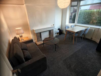 Hotel-style Single Room w/ Linen, Kitchen & Lounge Main Photo
