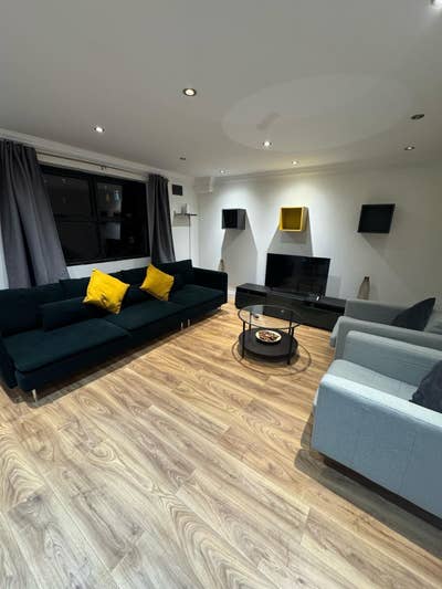 Beautiful 3-Bedroom Flat with Excellent Transport  Main Photo
