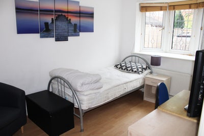 Single spacious room in quiet working mens house Main Photo