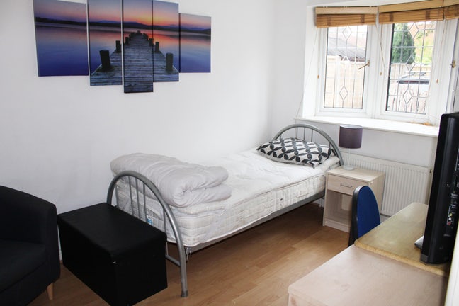 Single spacious room in quiet working mens house Main Photo