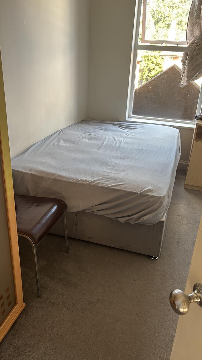 A fully furnished double room in nice condition  Main Photo