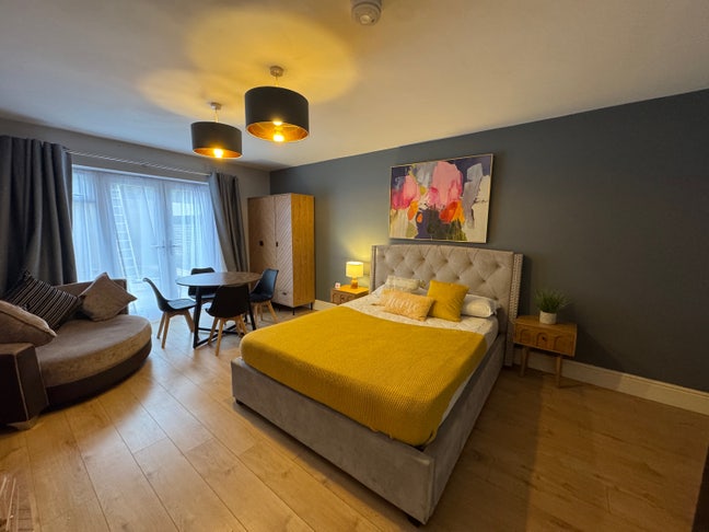 Large Double room with En-suite/ Studio Main Photo