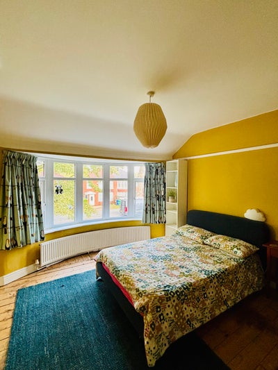 Colourful double bedroom with bay window Main Photo