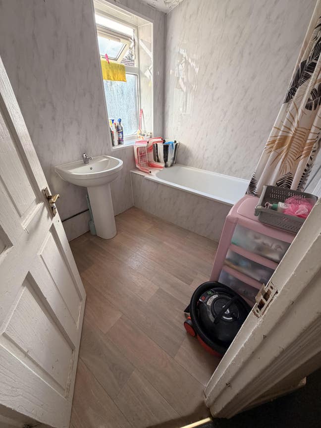 🏠 **Room Sharing Available – Girls Only** 👩🏻✨ Main Photo