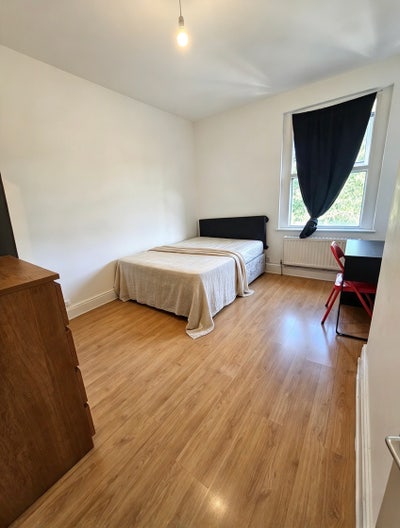 Beautiful Rooms in a Well-Kept Croydon House Main Photo