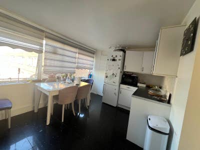 Spacious rooms to let is located in London N16.  Main Photo