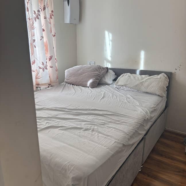 A spacious double room Available  Main Photo