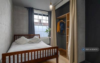 1 Newly Renovated Double Room in E1  Main Photo