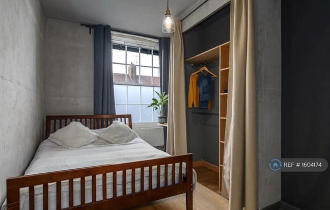 1 Newly Renovated Double Room in E1  Main Photo