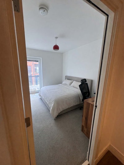 One bedroom available in a 3 bed Flat Main Photo
