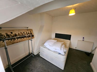 Room to let in shared house . Main Photo