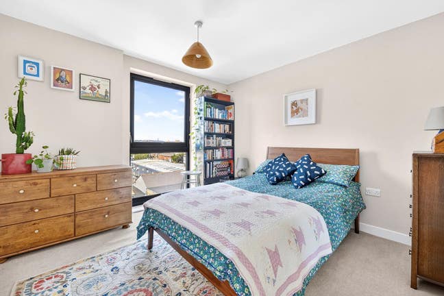 Double Room + flat to yourself 5 nights per week Main Photo