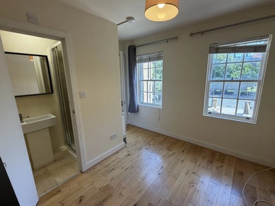Bedroom with ensuite available in Oval flat! Main Photo