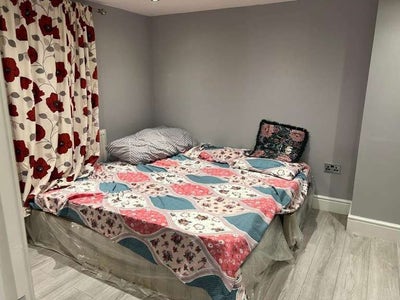 Studio flat with all bills available in CR4 Main Photo