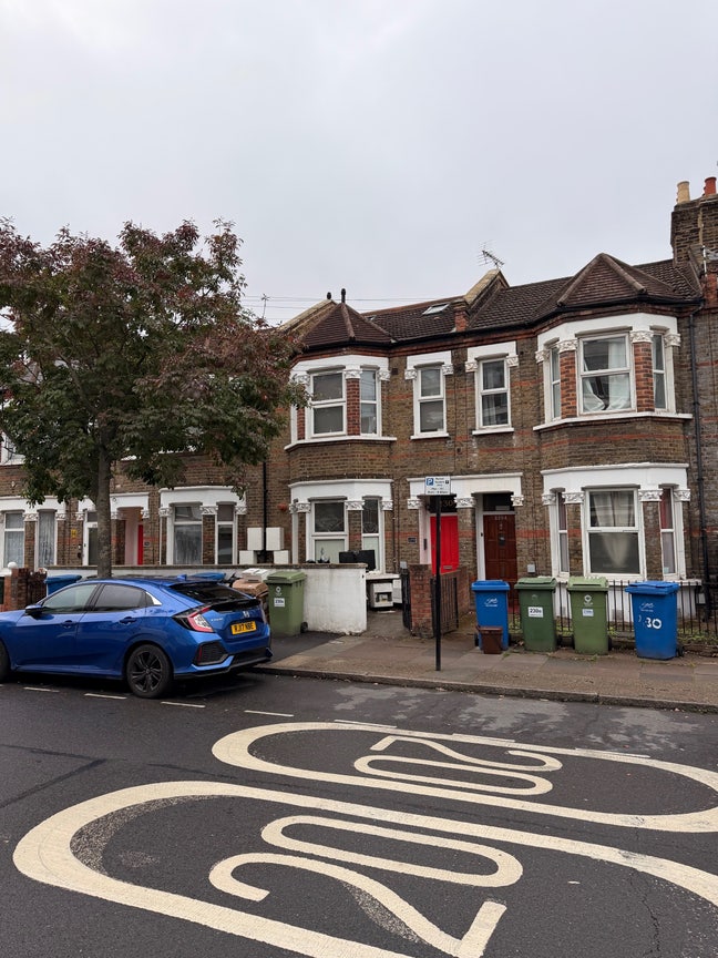 Spacious Furnished Double Room with En-suite  Main Photo