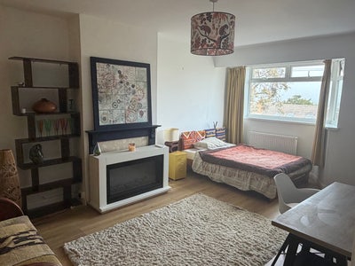Lovely bright and  spacious double room available Main Photo