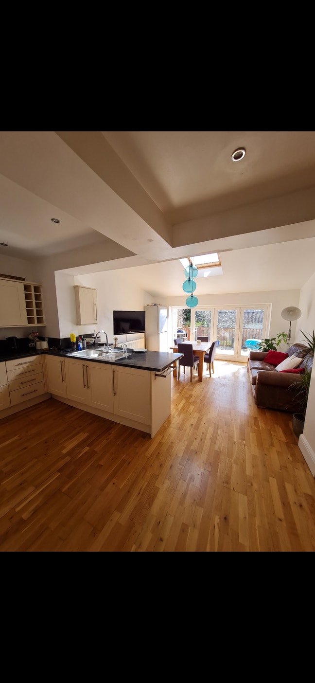 Stunning Double with Ensuite Westbury + Parking Main Photo