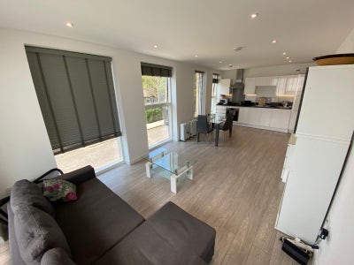 Large en-suite just by Battersea Park Main Photo