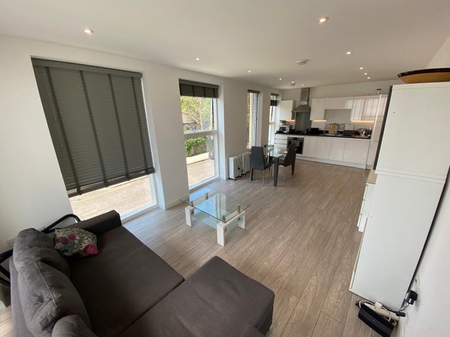 Large en-suite just by Battersea Park Main Photo