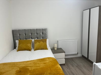 Modern Rooms - all with en-suite and ample parking Main Photo