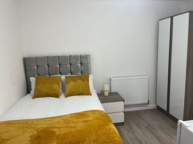 Modern Rooms - all with en-suite and ample parking Main Photo