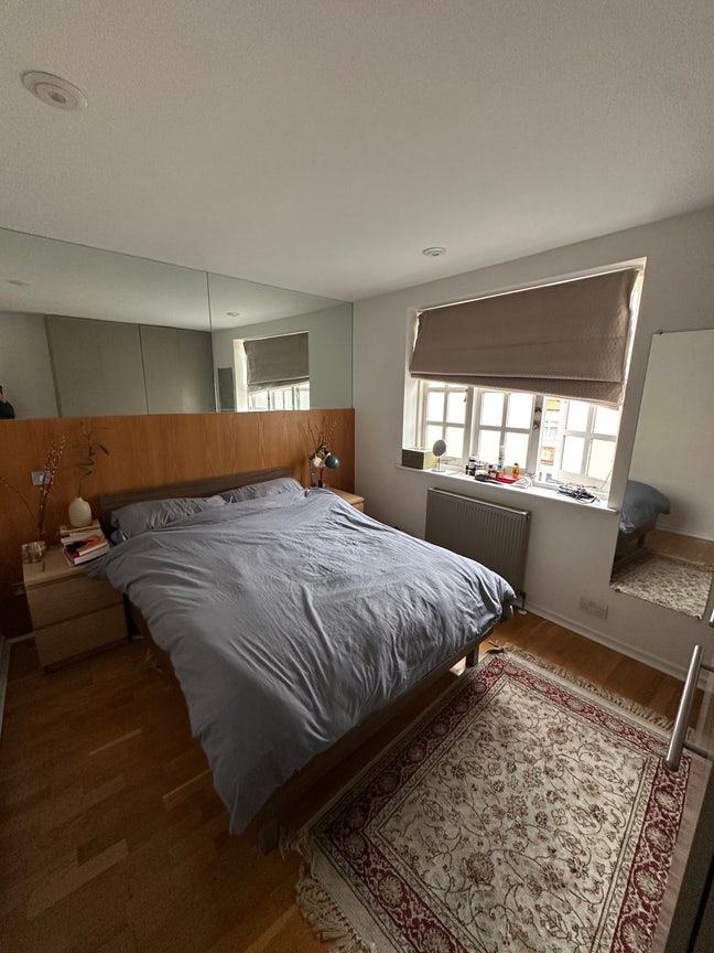 Bright bedroom in a cosy two bedroom flat Main Photo