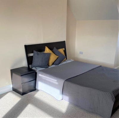 Beautifully presented Large Ensuite Room Main Photo
