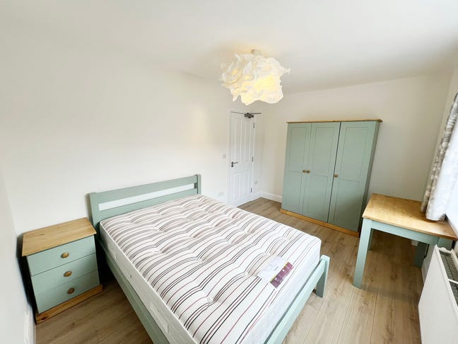 Double bedrooms in renovated shared house Main Photo