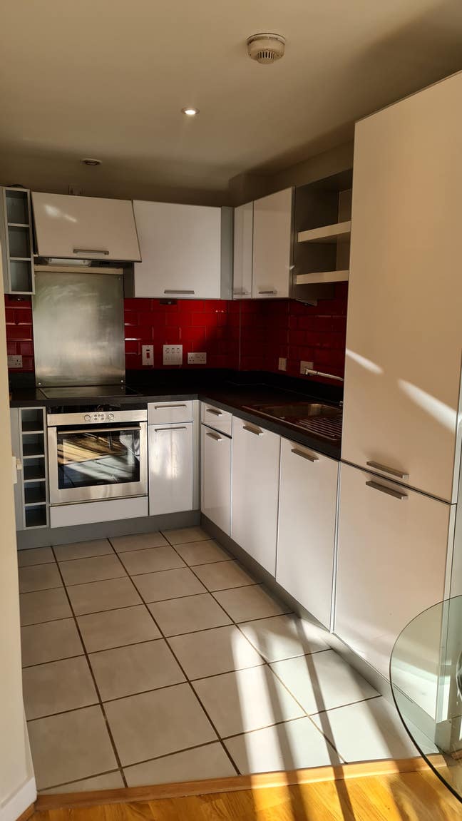 1 Bed Modern Apartment with Balcony Main Photo