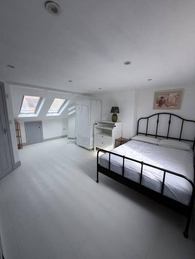 Spacious 25m² Double Room with Private En-Suite  Main Photo