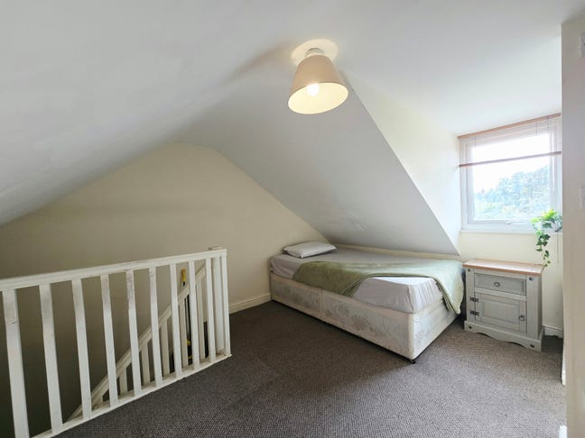 Double Room Nr Town Cntr – En-Suite Shower NN2 7HX Main Photo