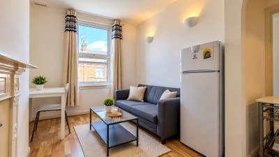 Lovely 2 Bed Flat, High Road, Willesden, NW10 2Su Main Photo