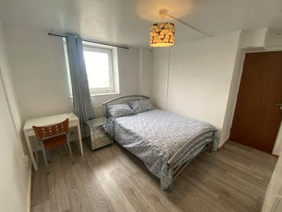 From 9.11 ! Bethnal Green ! Lovely Double ! Main Photo