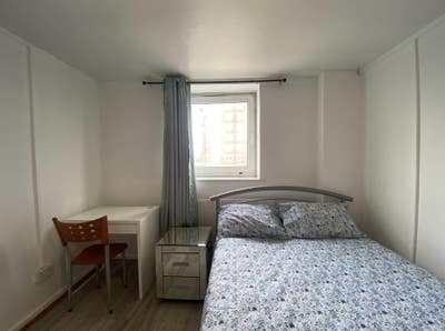 From 9.11 ! Bethnal Green ! Lovely Double ! Main Photo