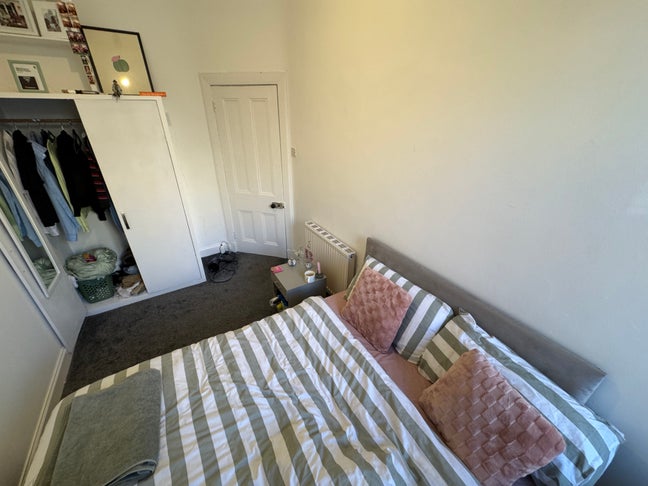Room available in Causewayside from 4th Nov Main Photo