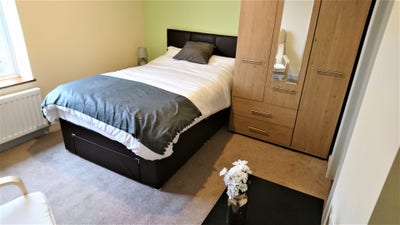 Lovely ensuite bedroom, furnished Main Photo