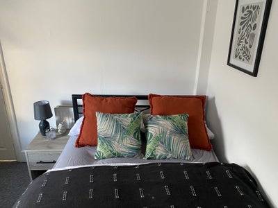 Lovely modern room - location, cleaning, parking Main Photo