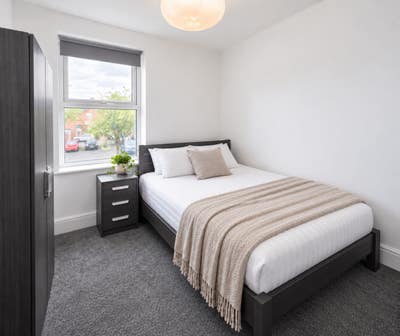 Modern double bedroom in house share Main Photo