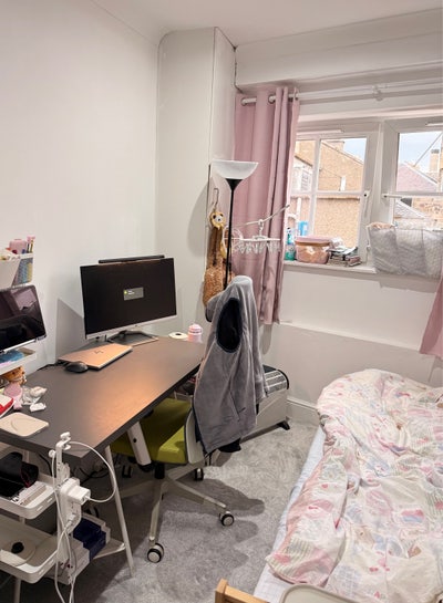 EH9 1QY- One shared room (3b2b flat near Meadows) Main Photo
