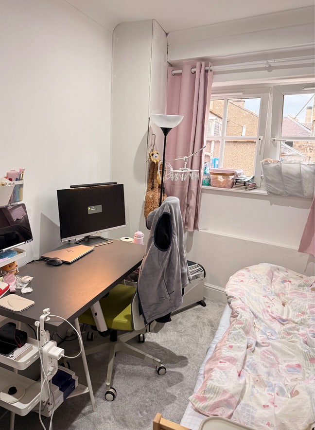 EH9 1QY- One shared room (3b2b flat near Meadows) Main Photo