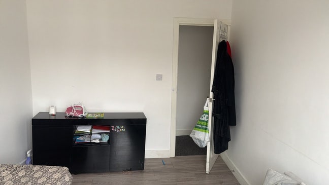 Spacious room available for rent Main Photo